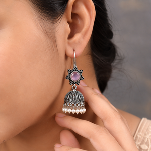Boucles d'oreilles pendantes Jhumka vintage en laiton oxydé argenté et quartz rose pour femme, idéales pour un mariage - Product Image 2