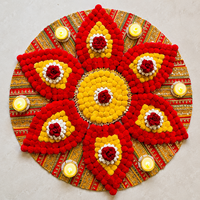 Tapis Rangoli Fait Main Écologique Rouge et Jaune avec Pompons et Bougies Diya pour la Décoration de Sol de Diwali, Mariage ou Puja