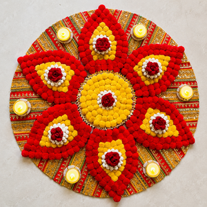Alfombra Rangoli Hecha a Mano con Pompones Rojos y Amarillos, Decoración con Velas Diya y Rosas para Diwali, Bodas, Puja, Decoración de Piso - Product Image 3