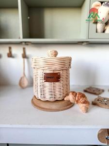 Cesta de almacenamiento de ratán tejido con tapa. Juguete modelo para niños. Contenedor de alimentos redondo minimalista hecho a mano para cocina. - Product Image 4