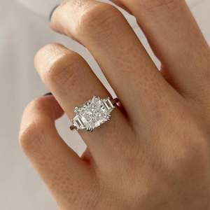 Anillo de Compromiso de Tres Piedras con Diamante Cultivado en Laboratorio de 4 Quilates, Corte Radiante Cuadrado, E VVS2, Oro Blanco de 18k, Certificado IGI - Product Image 3