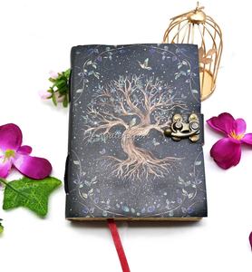 Carnet de notes en cuir sur mesure Journal en cuir noir avec design d'éclipse de soleil et de lune et serrure vintage - Product Image 4