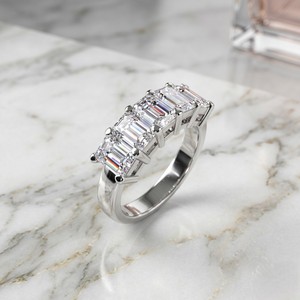 Anillo de banda con cinco piedras de corte esmeralda de 2.50 quilates con engaste de puntas - Product Image 2