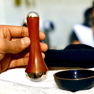Varita de Masaje Kansa Moderna Hecha a Mano con Mango de Madera para Masaje Facial y Corporal, Bienestar Ayurvédico, Regalo de Cumpleaños - Product Image 1