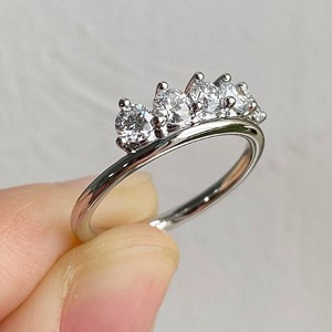 Bague de mariage élégante en or blanc 14 carats avec diamant de laboratoire de 0,50 carat serti à griffes, certifiée IGI, cinq pierres, pour empilage, usage quotidien ou nuptial - Product Image 3