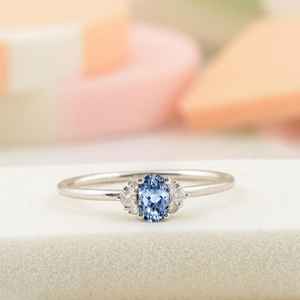 Bague de fiançailles et de mariage certifiée en saphir bleu pâle, style halo délicat, bijoux fins - Product Image 2