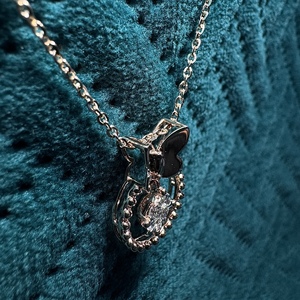 Collar con Colgante de Mariposa en Oro Rosa de 18K, Diamante Cultivado en Laboratorio de 0.195 CT, 4.71g de Oro Sólido, Certificado IGI, Diseño Minimalista Inspirado en la Naturaleza - Product Image 4