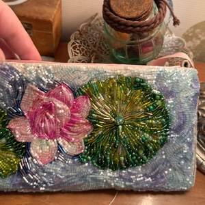 Porte-monnaie brodé exquis avec perles, mini-portefeuille artisanal avec broderie de perles artistique et détaillée pour femmes, filles et cadeaux spéciaux - Product Image 2