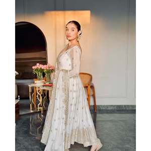 Vestido de Fiesta de Diseño Artesanal con Cuello Cuadrado y Corte en A, con Pedrería de Organza Bordada, Pantalón y Dupatta, Cintura Imperio - Product Image 4