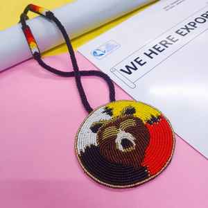 Collier pendentif visage d'ours perlé fait main avec perles noires, blanches, jaunes, rouges et brunes et cordon long pour un usage artistique et culturel - Product Image 2