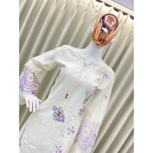 Elegante Conjunto de Top y Pantalón con Estampado Floral y Dupatta para un Atuendo Elegante para Fiestas que Realza la Belleza - Product Image 2