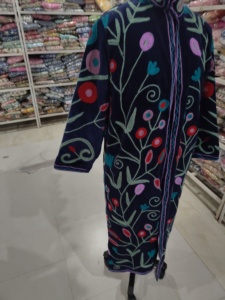 Veste longue en velours noir tissé brodé à motif floral, ouverte sur le devant, pour femme, style vintage décontracté, doublure en lin, cadeau idéal pour l'hiver - Product Image 2