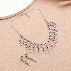 Nuevo conjunto de collar choker de diseño artesanal en latón con esmeraldas y circonitas, chapado en oro blanco de 18 quilates, conjunto de collar nupcial a precio de fábrica. - Product Image 4