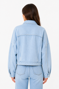 Veste en jean oversize pour femme, délavée clair, boutonnée, coupe décontractée, style classique, manches longues - Product Image 3