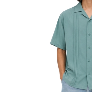 Camisa Casual de Verano para Hombre, Color Verde Mar, Cuello Campana, Pliegues Verticales, Manga Corta, Botones, Personalizable con Logotipo, Fabricante OEM - Product Image 3
