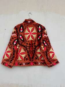 Veste en velours brodée à la main avec des motifs floraux, style bohème Suzani - Product Image 5
