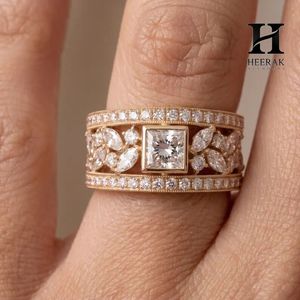 Bague large vintage en or jaune 14 carats avec diamant taille princesse, motif floral en filigrane et milgrain, bague de déclaration personnalisée - Product Image 2