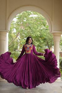 ชุดเดรสยาวแบบ Anarkali สำหรับผู้หญิง ผ้าเรยอนลายชนเผ่า ตกแต่งด้วยงานปักดิ้น Kutchi Gamthi ประดับกระจกและลูกไม้ Kodi บริเวณคอเสื้อ - Product Image 1