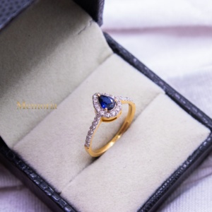 Bague en or jaune massif 14 carats avec saphir bleu naturel et halo de diamants, bijoux fins, Memoria Jewels - Product Image 2