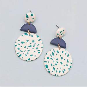 Pendientes de Resina Elegantes con Acabado Brillante, Diseño Moderno, Accesorios de Moda Duraderos y de Lujo Diseñados por Artesanos Expertos, Estilo Cristal - Product Image 1