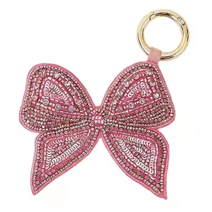 Llavero hecho a mano con forma de corazón, moderno, con elegantes pedrerías y borlas, ideal para decorar bolsos y el hogar. - Product Image 3