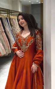 Abaya Kaftan Naranja con Cuentas Bordadas, Manga Larga, Cuello en V, Corte en A, Traje Indio Pakistaní para Fiestas y Eventos - Product Image 2