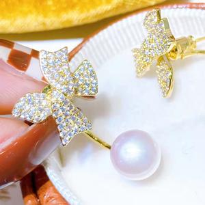 Pendientes de Perlas de Agua Dulce y Cristal con Forma de Lazo Desmontable, Estilo Moderno Europeo Americano, Diseño Popular y Moderno - Product Image 1