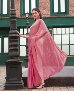 Sari traditionnel en soie rose et or bicolore KV prêt-à-porter avec chemisier non cousu pour les fêtes - Product Image 3