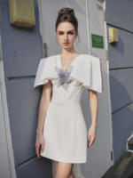 Vestido Mini Elegante Tejido Blanco Liso Estilo Reina de Hielo con Capa, Flores 3D, Cintura Natural de Lujo, Lavable, para Fiesta, Vietnam
