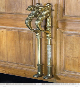 Elegantes manijas de palanca en oro y plata con placas traseras de filigrana ornamentada para puertas de madera oscura, disponibles a precios de mayorista. - Product Image 3