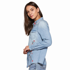 Camisa de mezclilla azul lavada informal para mujer OEM, blusa de moda de alta calidad, diseño adecuado de fábrica, camisa de mezclilla para mujer - Product Image 3
