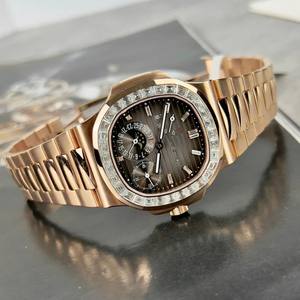Reloj de lujo personalizado con diamantes de moissanita, esfera con números romanos, estilo bust down con diamantes baguette, precio al por mayor, reloj para hombre - Product Image 1
