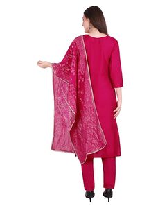 Conjunto de traje SAZU fucsia Chanderi con estampado floral y detalles bordados, elegante conjunto de kurta, pantalón y dupatta en color rosa fucsia. - Product Image 2