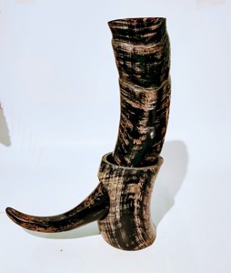 Jarra Vikinga Clásica Grabada a Mano de Cuerno de Búfalo para Fiestas y Eventos, Jarra de Cerveza con Acabado Vintage, Vaso de Cuerno, Accesorio de Bar - Product Image 1