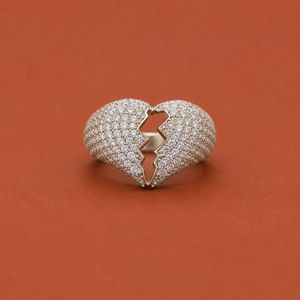 Anillo Hip Hop para Hombre de Plata S925 con Moissanita de Corte Redondo y Engaste de Puntas, Diseño Corazón Roto - Product Image 1