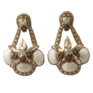 Boucles d'oreilles de fête 7cm, coquillages brodés à la main et fleurs en métal doré pour femmes filles du vendeur indien - Product Image 1