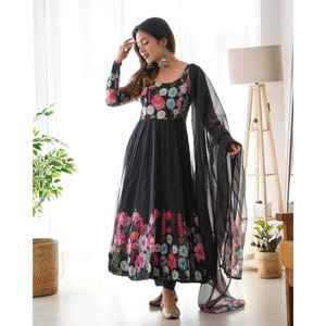 ENSEMBLE DE COSTUME ANARKALI ORGANZA DOUX PUR NOIR AVEC DKB-25 ENTIÈREMENT COUDU - Product Image 1