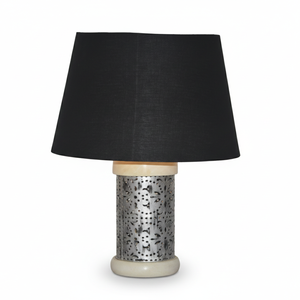 Lampe décorative d'intérieur élégante 2026 avec design métallique ventilé, forme cylindrique et abat-jour tambour noir contrastant - Product Image 1