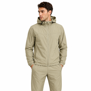 Veste coupe-vent légère avec une silhouette moderne, tissu respirant et coupe confortable, idéale pour les voyages et les activités de plein air. - Product Image 4