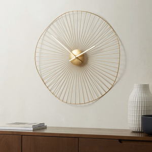 Reloj de pared con marco de alambre dorado radiante y diseño de rayos de sol, con manecillas modernas y sencillas, disponible a precios de mayorista. - Product Image 1
