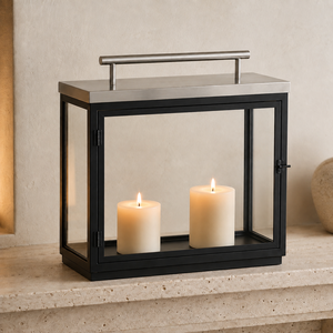 Farol de vela moderno y geométrico en negro y plateado, diseñado con un audazco marco rectangular de metal y paneles de vidrio transparente clásico. - Product Image 1