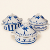 Ensemble de casseroles et marmites de luxe modernes en acier inoxydable motif palmier arabe, bleu et blanc, isolées, écologiques, pour maintien au chaud des aliments sur table