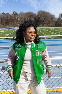 Chaqueta Varsity Verde AKA 1908 con Mangas de Cuero y Crema de Lana, Parche con Cuentas, Bordado Chenille, Chaquetas Varsity con Logotipo Personalizado - Product Image 1
