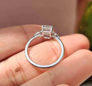 Bague de fiançailles de luxe en diamant taille radiant à trois pierres avec diamants marquise sur les côtés, élégante, pour mariage ou anniversaire, design de joaillerie fine - Product Image 4