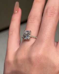 Anillo de Compromiso con Diamante Cultivado en Laboratorio de Corte Radiante de 3CT para Mujer |   Anillo de Compromiso y Boda de Lujo Certificado en Oro de 18K - Product Image 3