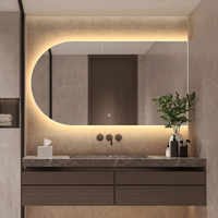 Miroir de vanité LED en verre en forme de U, moderne et contemporain, de la marque Daystar Trade, avec commande tactile et rétroéclairage ambiant, installation murale