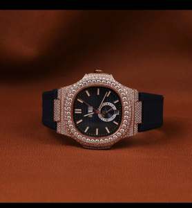 Reloj de Lujo Moderno con Esfera Azul Medio Helada, Diamantes Moissanite VVS, Estilo Hip Hop Personalizado, Correa de Goma Azul Oscuro - Product Image 2