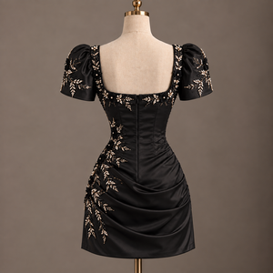Robe mini élégante en satin noir avec applications de paillettes, perles, broderies florales, col carré, manches courtes, robe moulante asymétrique pour club - Product Image 4