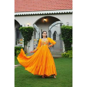 Vestido de Algodón Especial para Navratri con Trabajo Gamthi, Hermoso Atuendo para la Ocasión de Diwali - Product Image 5