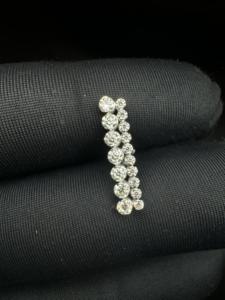 Pendiente de Barra Recta de Oro de 14K con Diamante, Diseño con Diamante Cultivado en Laboratorio con Engaste Invisible - Product Image 3
